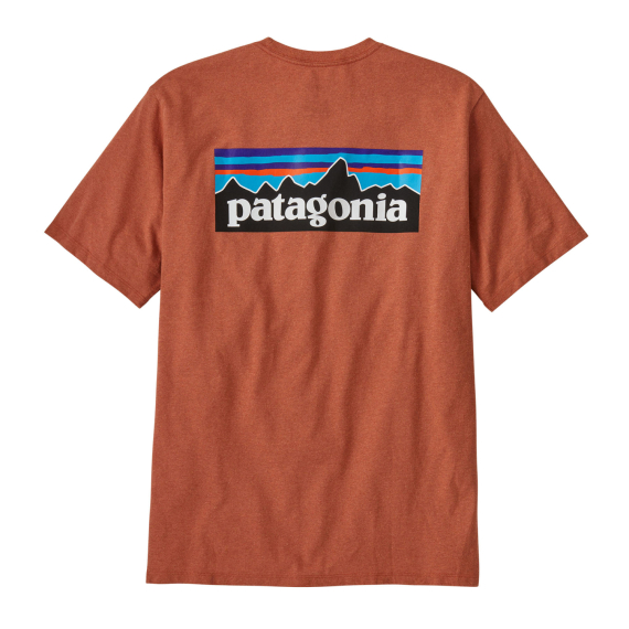 Patagonia M\'s P-6 Logo Responsibili-Tee Redtail Rust i gruppen Beklædning og fodtøj / Beklædning / T-shirts hos Sportfiskeprylar.se (38504-RTLR-Sr)