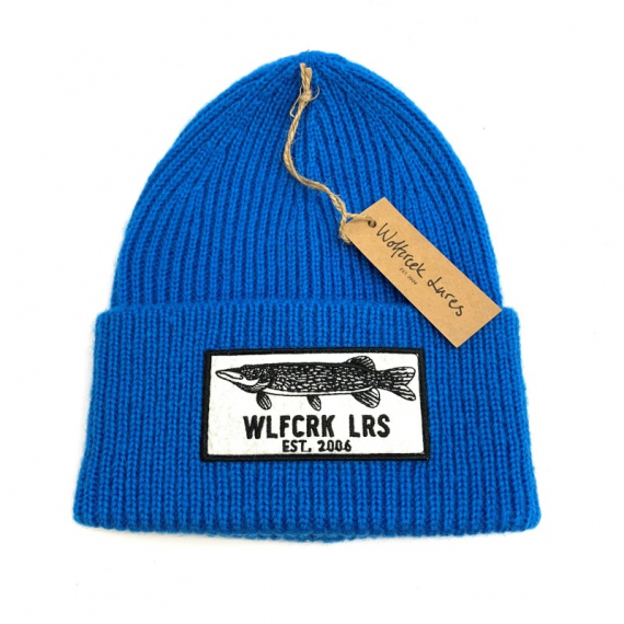 Wolfcreek Pike Patch Knitted Beanie - Blue i gruppen Beklædning og fodtøj / Kasketter og hovedbeklædning / Huer og hatte hos Sportfiskeprylar.se (WCL-05-BEANIE-03-BLUE)