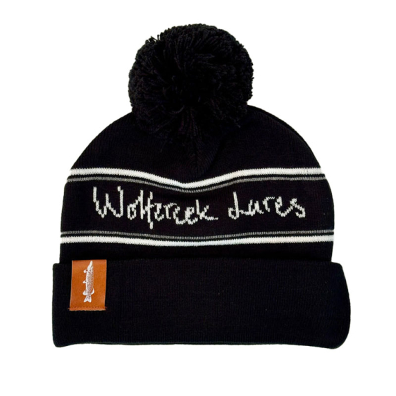 Wolfcreek Classic Logo Pom Pom Beanie - Black/White i gruppen Beklædning og fodtøj / Kasketter og hovedbeklædning / Huer og hatte hos Sportfiskeprylar.se (WCL-05-POMPOM-01-BLK-WHT)