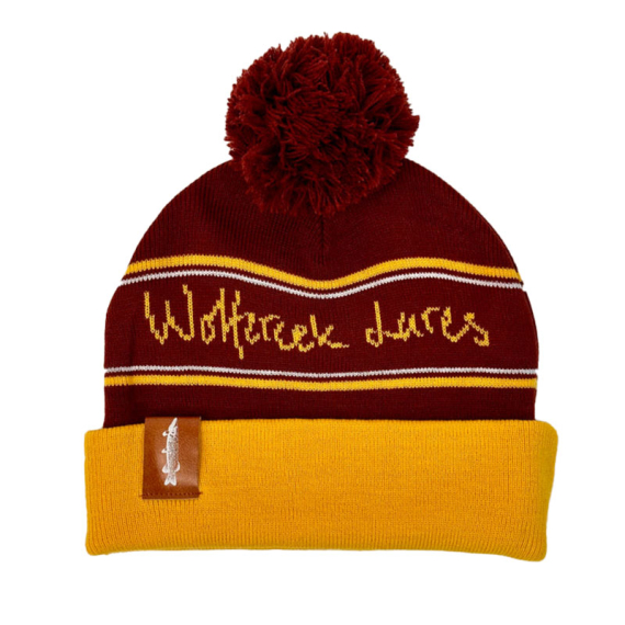 Wolfcreek Classic Logo Pom Pom Beanie - Burgundy/Mustard i gruppen Beklædning og fodtøj / Kasketter og hovedbeklædning / Huer og hatte hos Sportfiskeprylar.se (WCL-05-POMPOM-01-BRG-MUST)