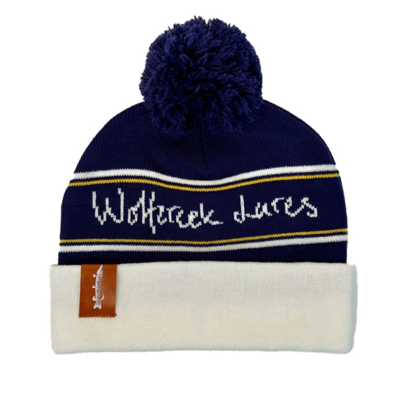 Wolfcreek Classic Logo Pom Pom Beanie - Navy/ White i gruppen Beklædning og fodtøj / Kasketter og hovedbeklædning / Huer og hatte hos Sportfiskeprylar.se (WCL-05-POMPOM-01-NVY-WHT)